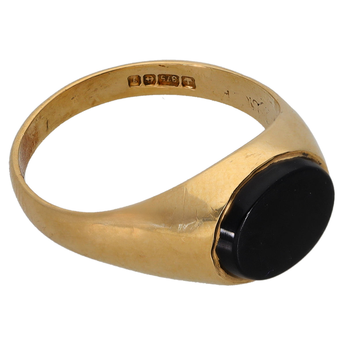Gold onyx single-stone ring, side view of black oval cabochon