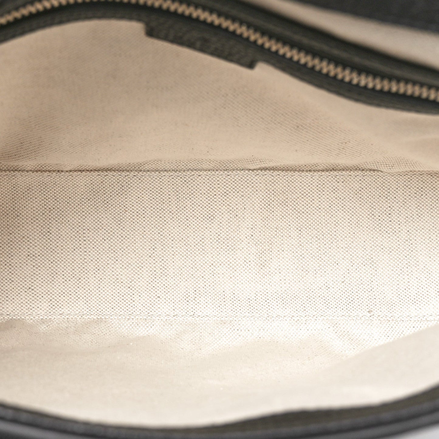 Gucci Jumbo GG Medium Messenger Raffia Leather Bag - Black