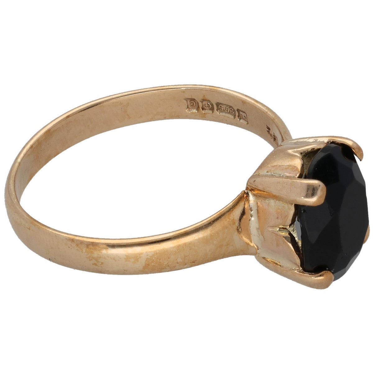 Gold-tone ring with faceted black gem and four prongs, size P