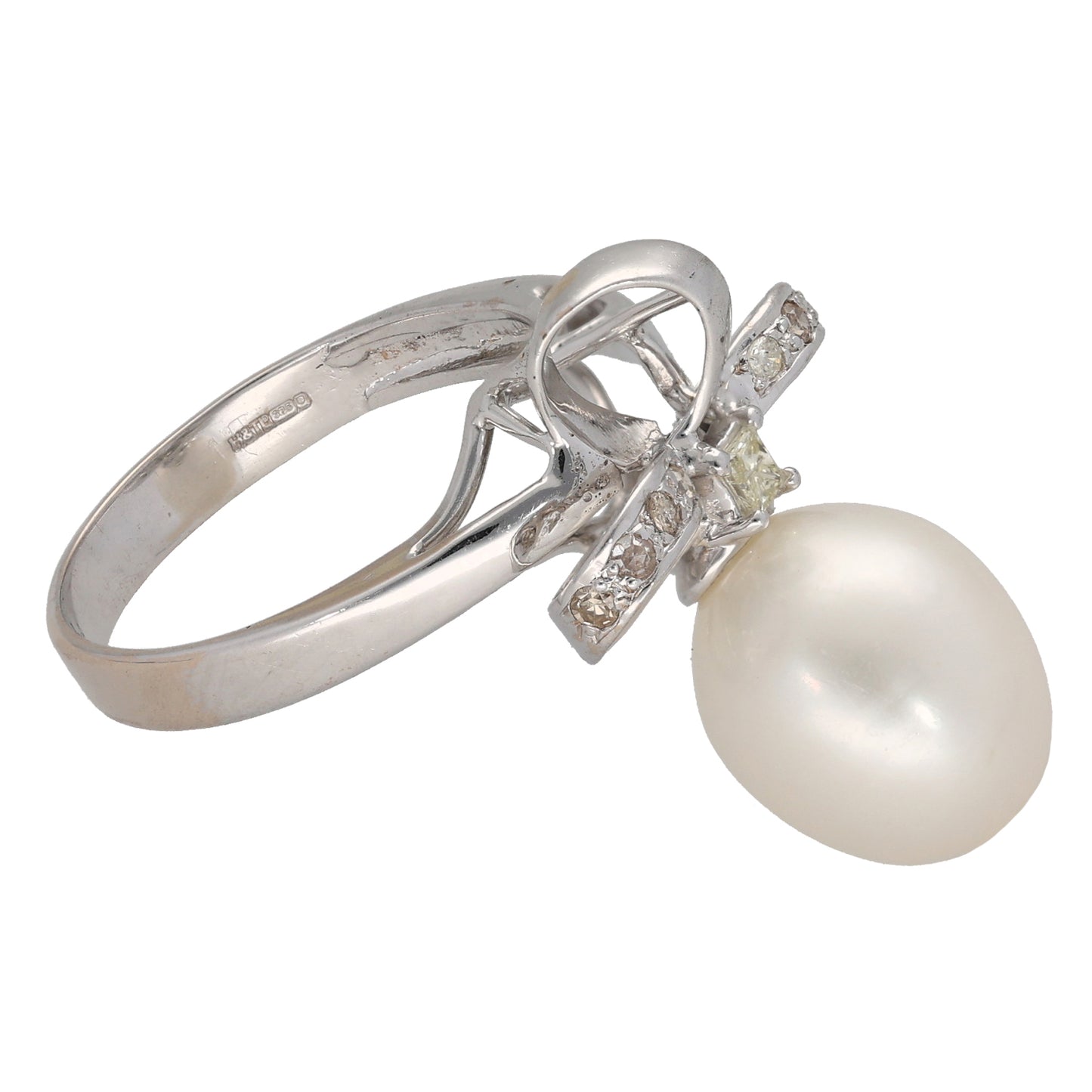 9ct White Gold Cultured Pearl & 0.13ct Diamond Dress/Cocktail Ring Size M