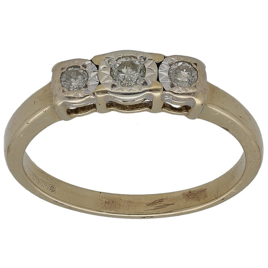 Three-stone round diamond ring in yellow gold, with three faceted stones on a band